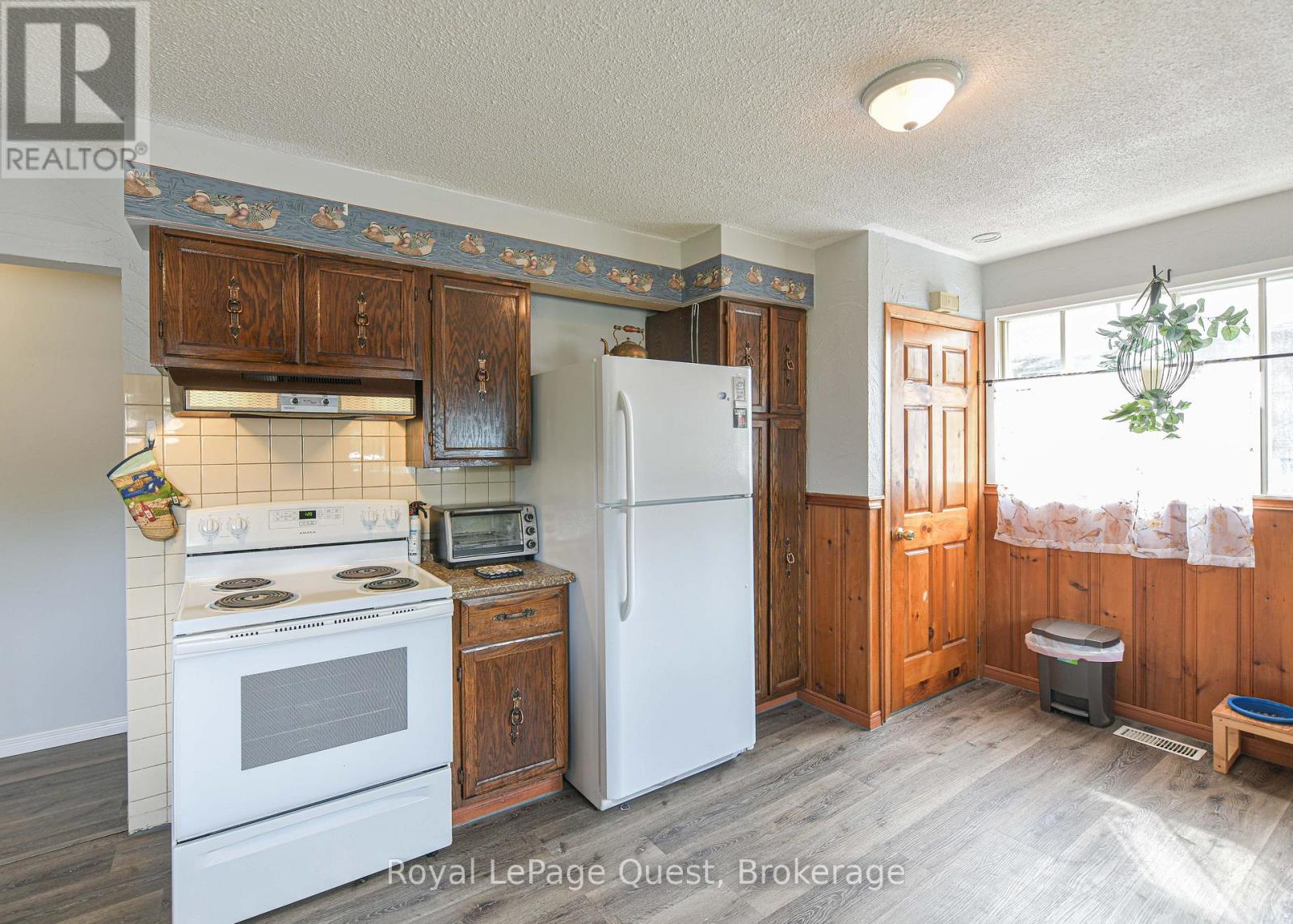 Photo 11 of 129 Simcoe Street, Orillia ON