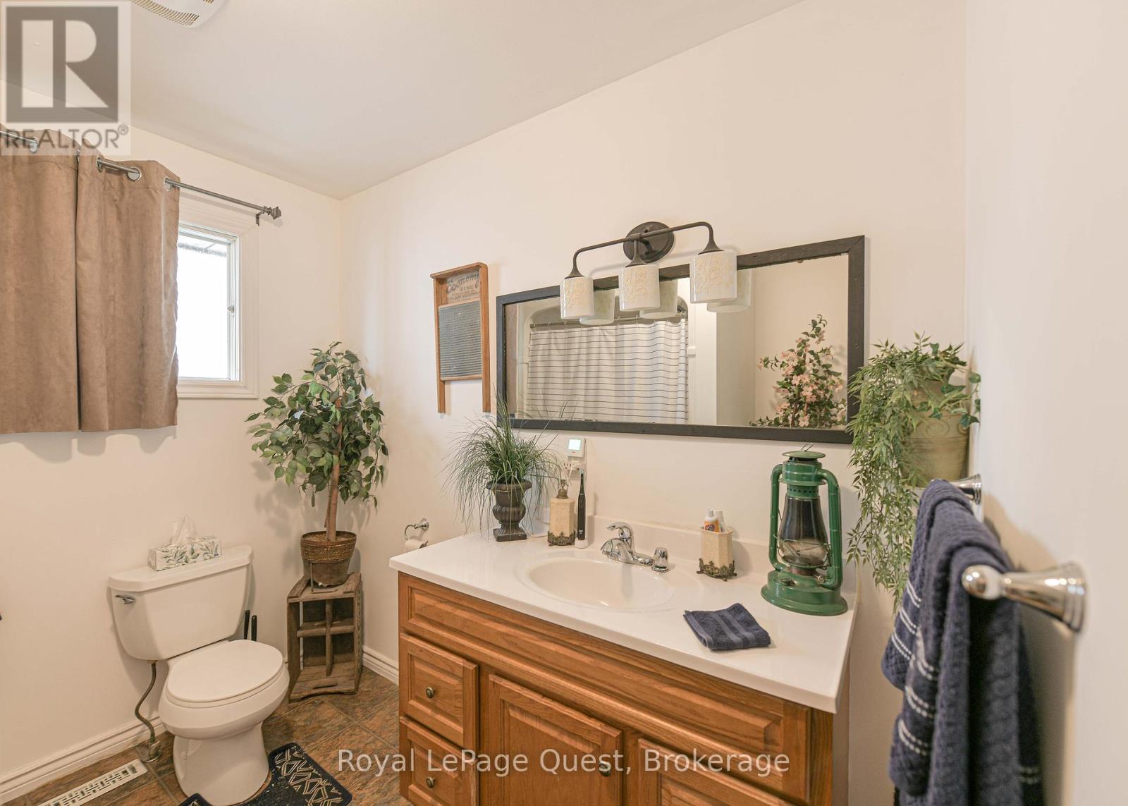 Photo 9 of 129 Simcoe Street, Orillia ON