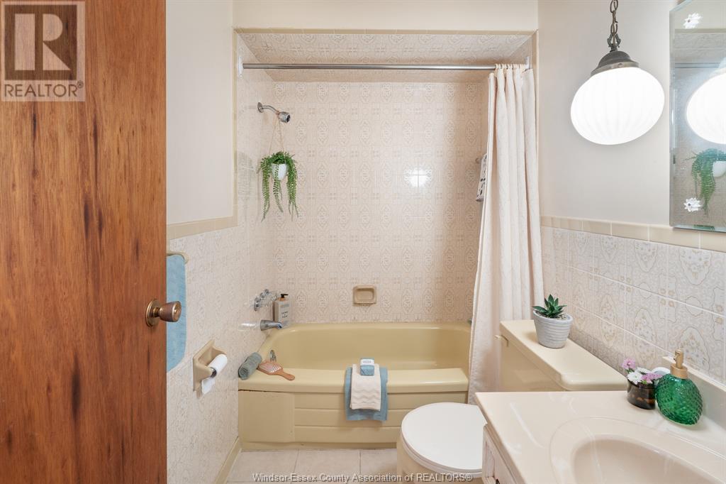 Photo 10 of 244 Robson Road, Leamington ON