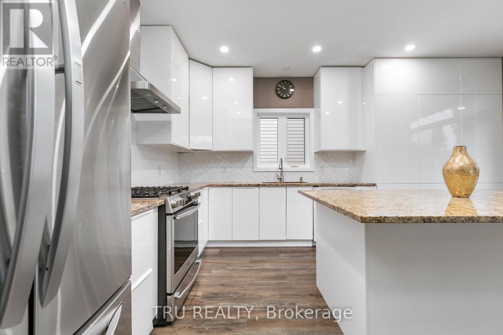 Photo 16 of 28 Borealis Crescent, Ottawa ON