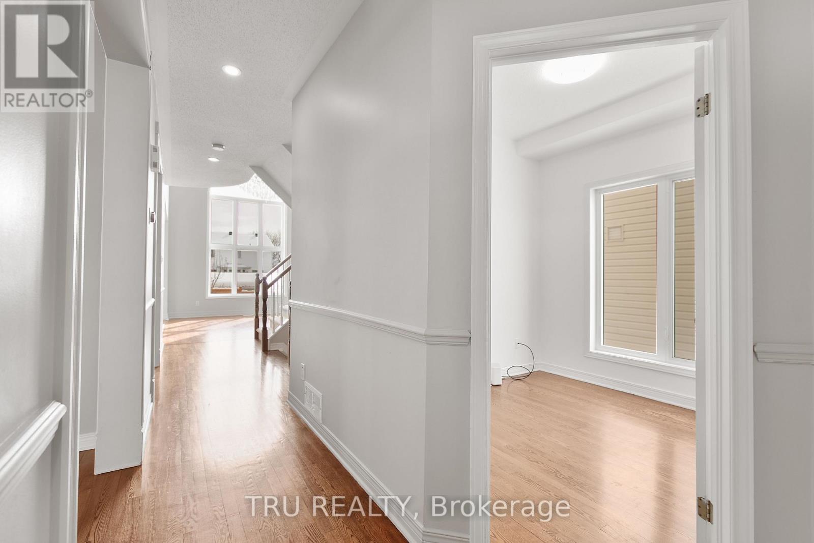 Photo 6 of 28 Borealis Crescent, Ottawa ON