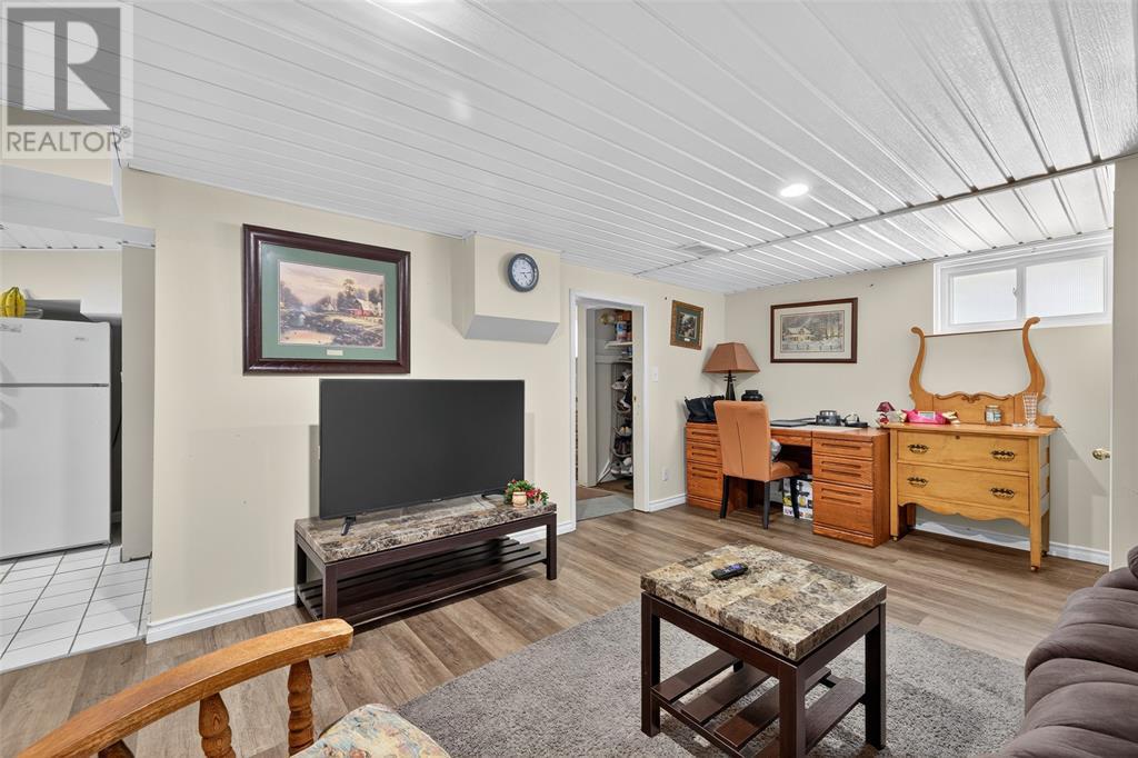 Photo 26 of 746 Oxford Street, Sarnia ON