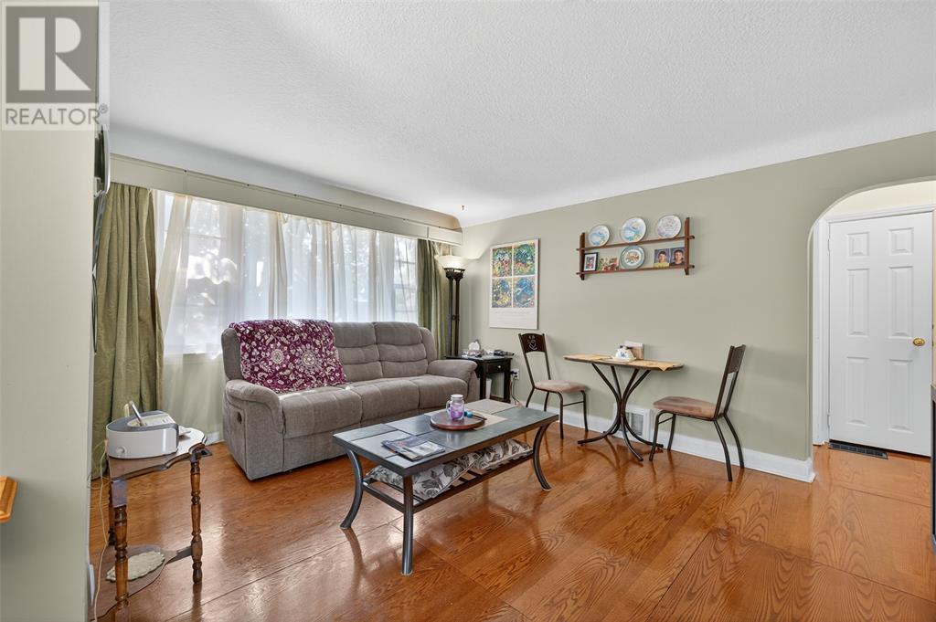 Photo 6 of 746 Oxford Street, Sarnia ON