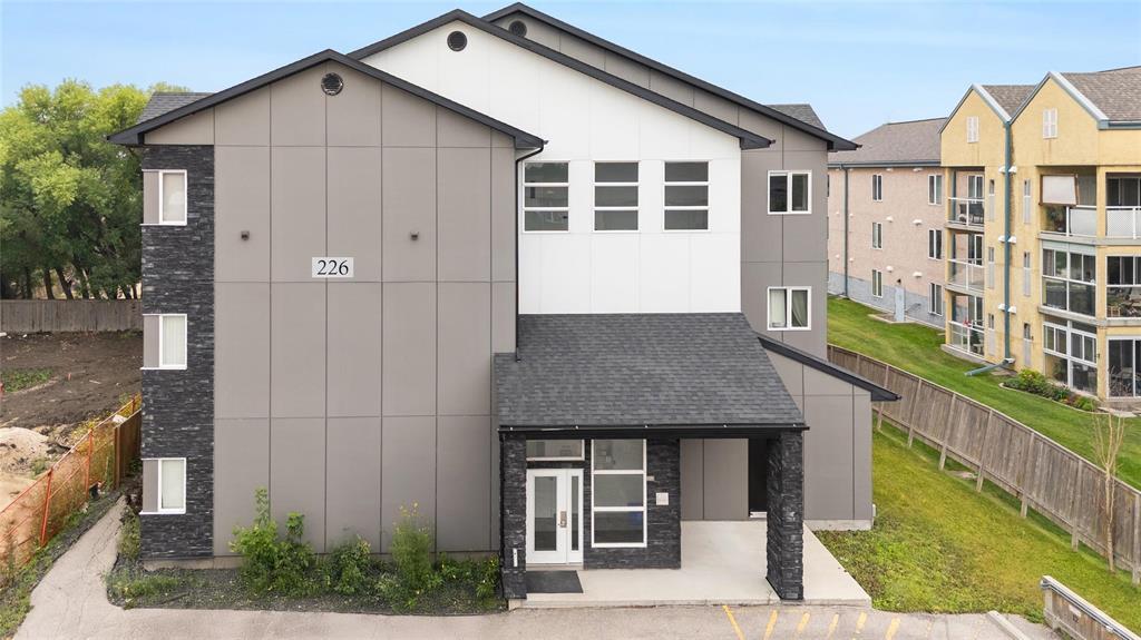 Photo 2 of 7 226 Grassie Boulevard, Winnipeg MB