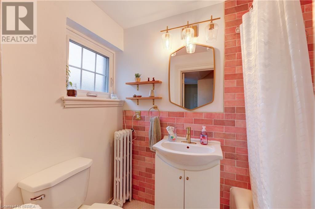 Photo 11 of 220 Nelson Street, Brantford ON