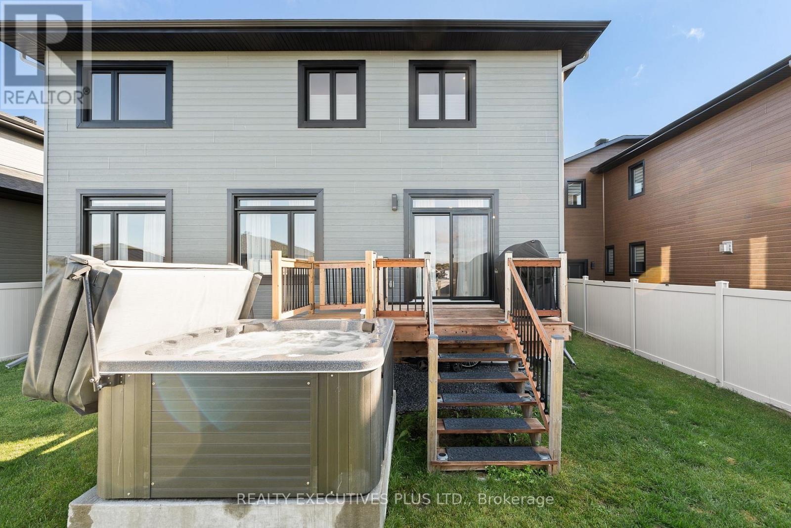 Photo 36 of 1299 Diamond Street, Clarencerockland ON