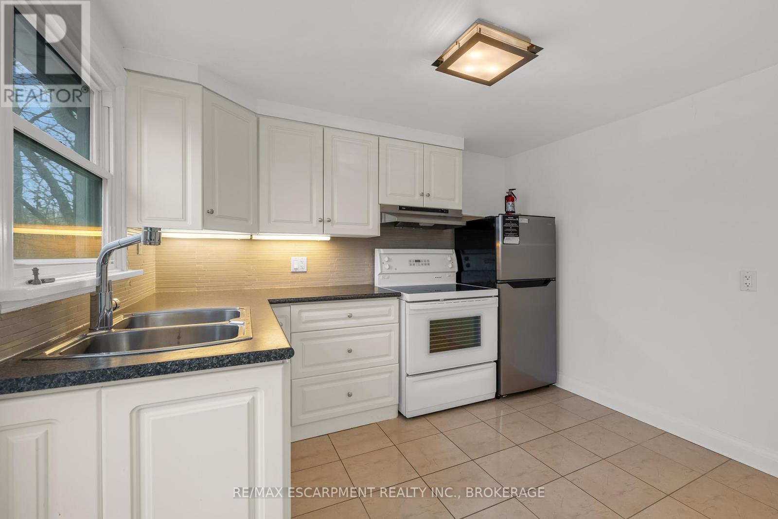 Photo 3 of Upper 160 Welland Avenue, St Catharines ON