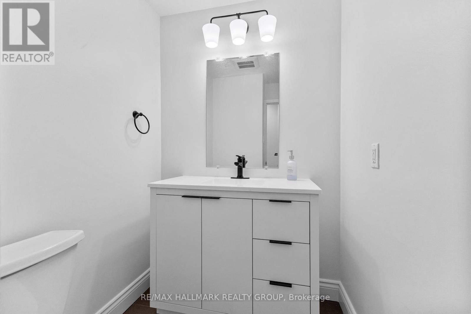 Photo 11 of 19 Rockfield Crescent, Ottawa ON