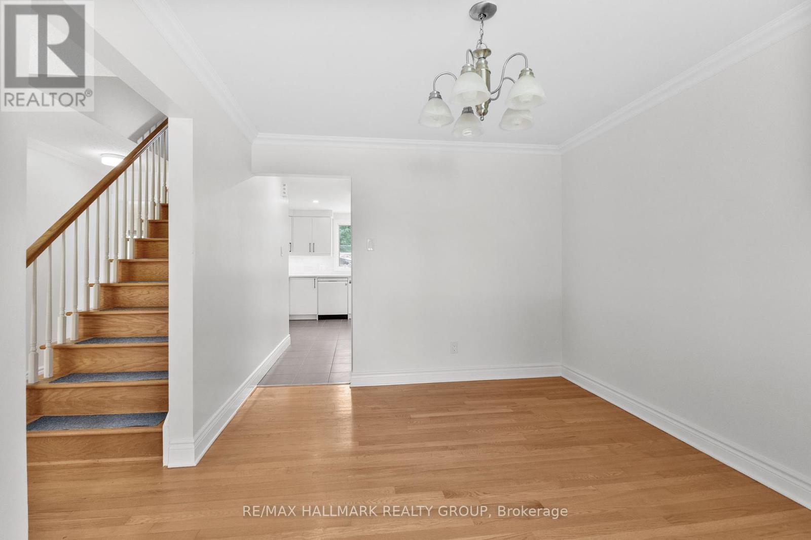 Photo 7 of 19 Rockfield Crescent, Ottawa ON