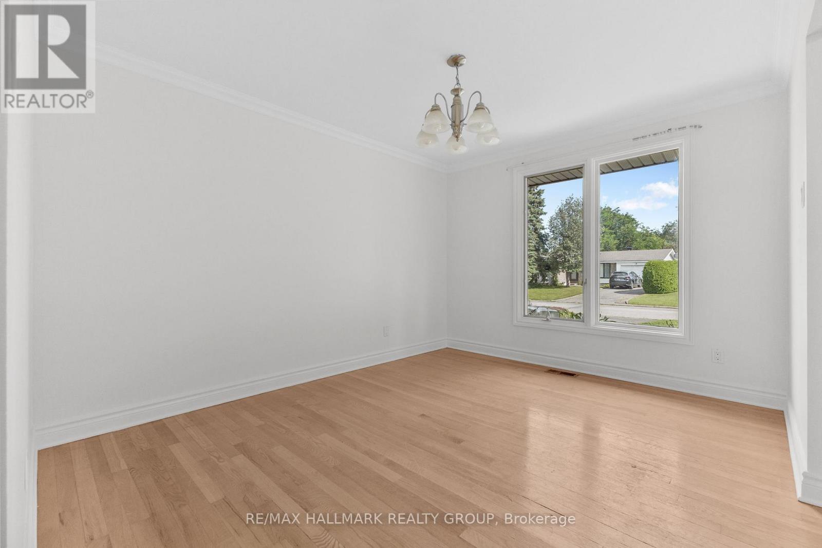 Photo 8 of 19 Rockfield Crescent, Ottawa ON