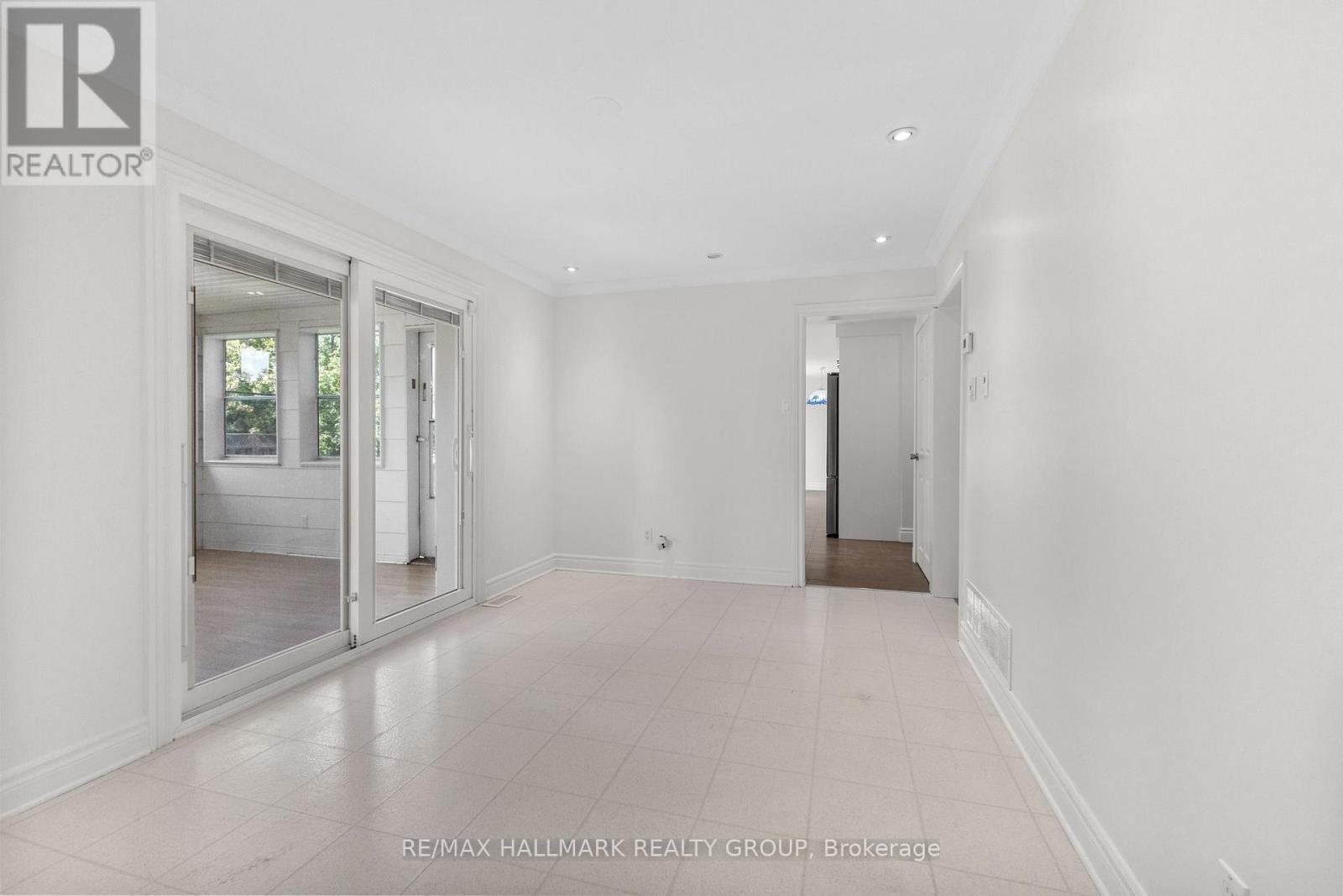 Photo 9 of 19 Rockfield Crescent, Ottawa ON