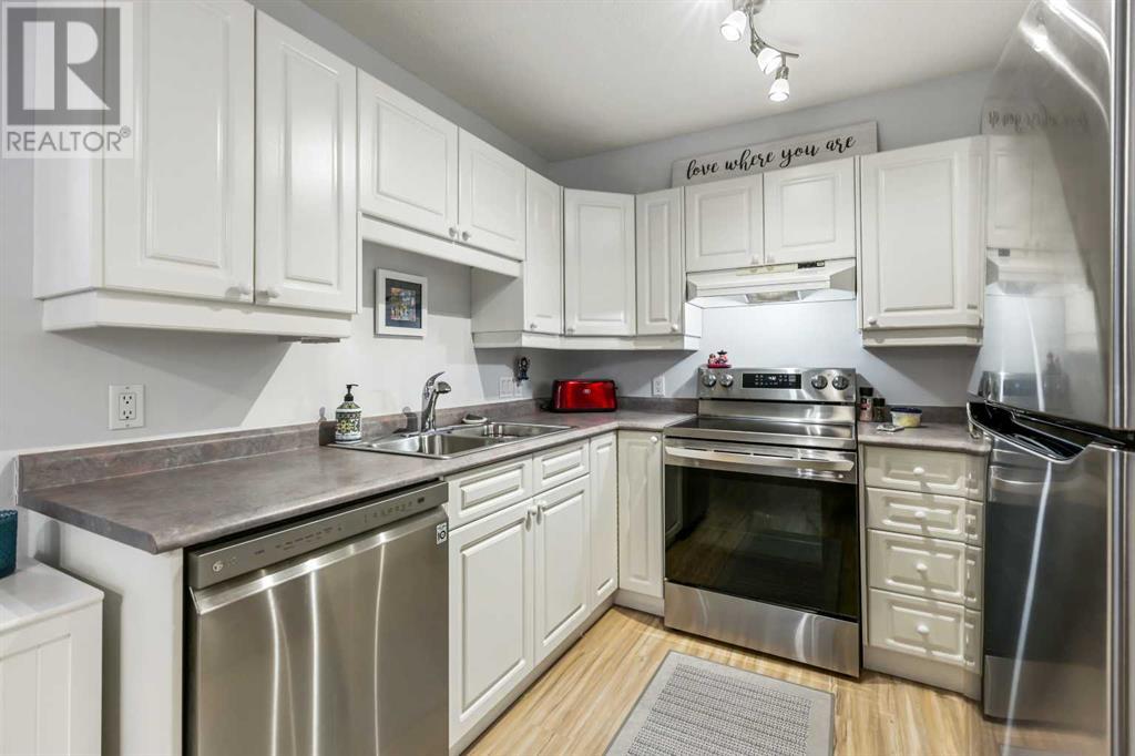 Single Family House for Sale in   Simcoe Boulevard SW Signal Hill Calgary 
