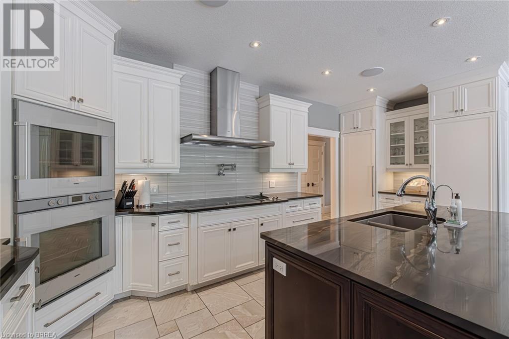 Photo 12 of 29 Wallace Court, Brantford ON