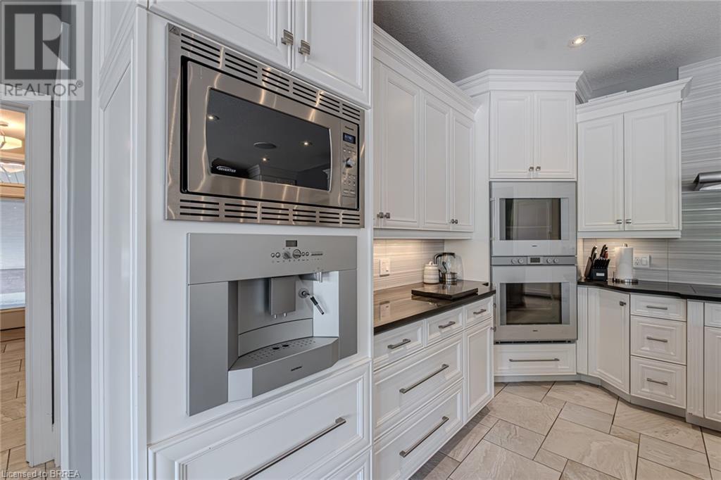 Photo 13 of 29 Wallace Court, Brantford ON