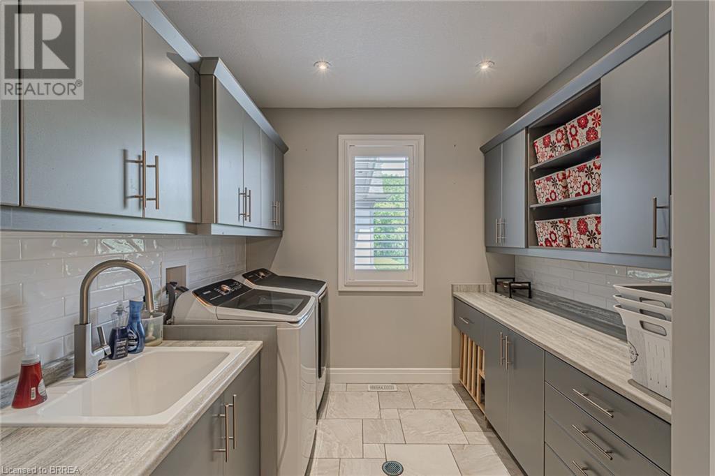 Photo 15 of 29 Wallace Court, Brantford ON