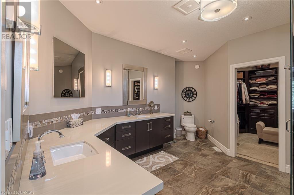 Photo 24 of 29 Wallace Court, Brantford ON