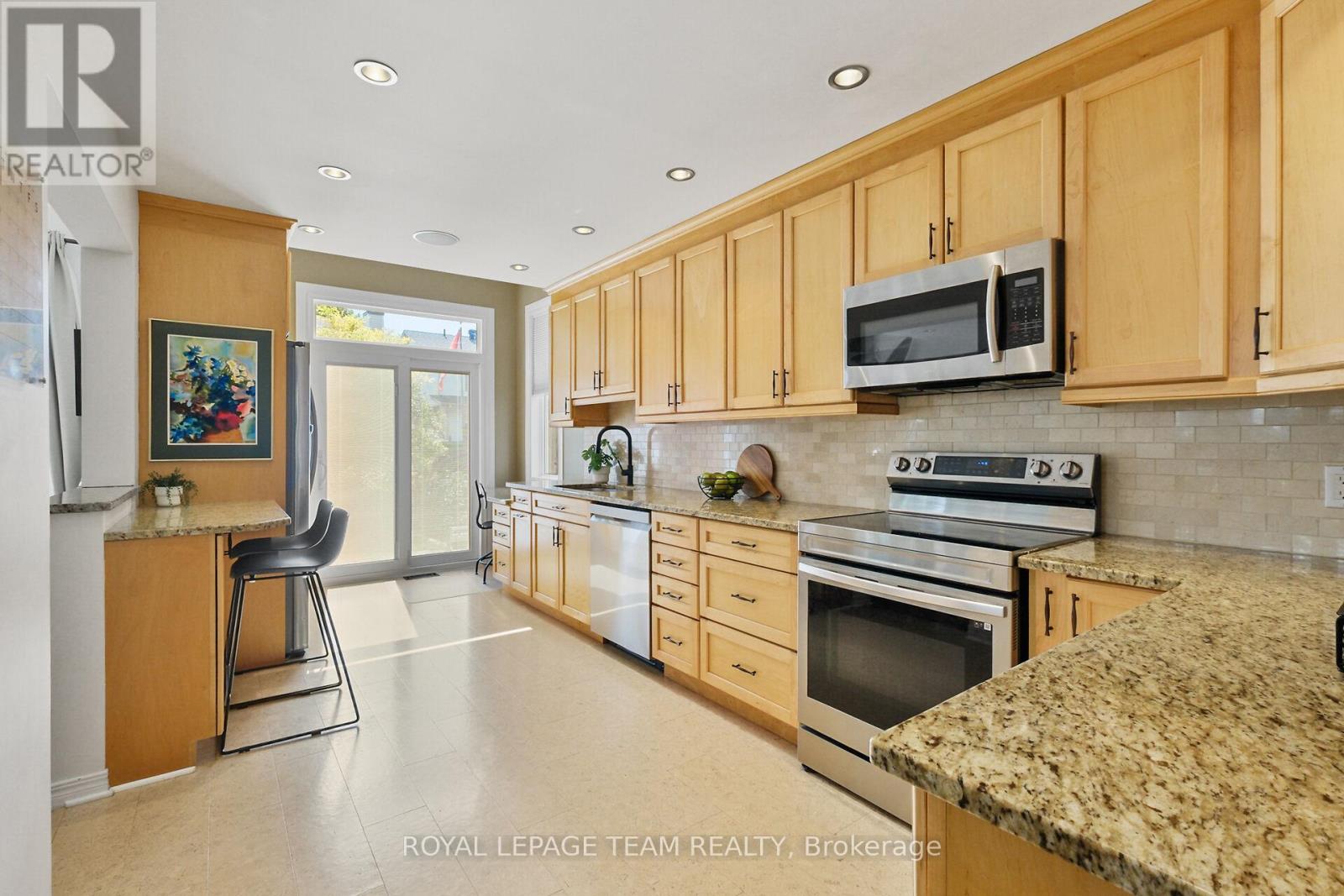 Photo 10 of 22 Avonhurst Avenue, Ottawa ON
