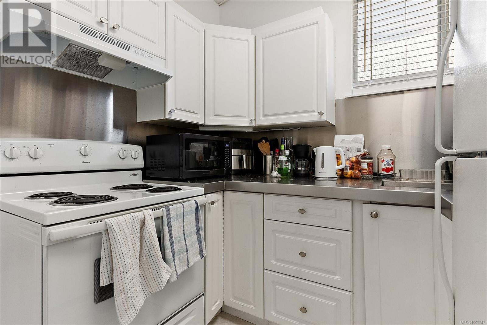 Photo 14 of 3176 Balfour Ave, Victoria BC
