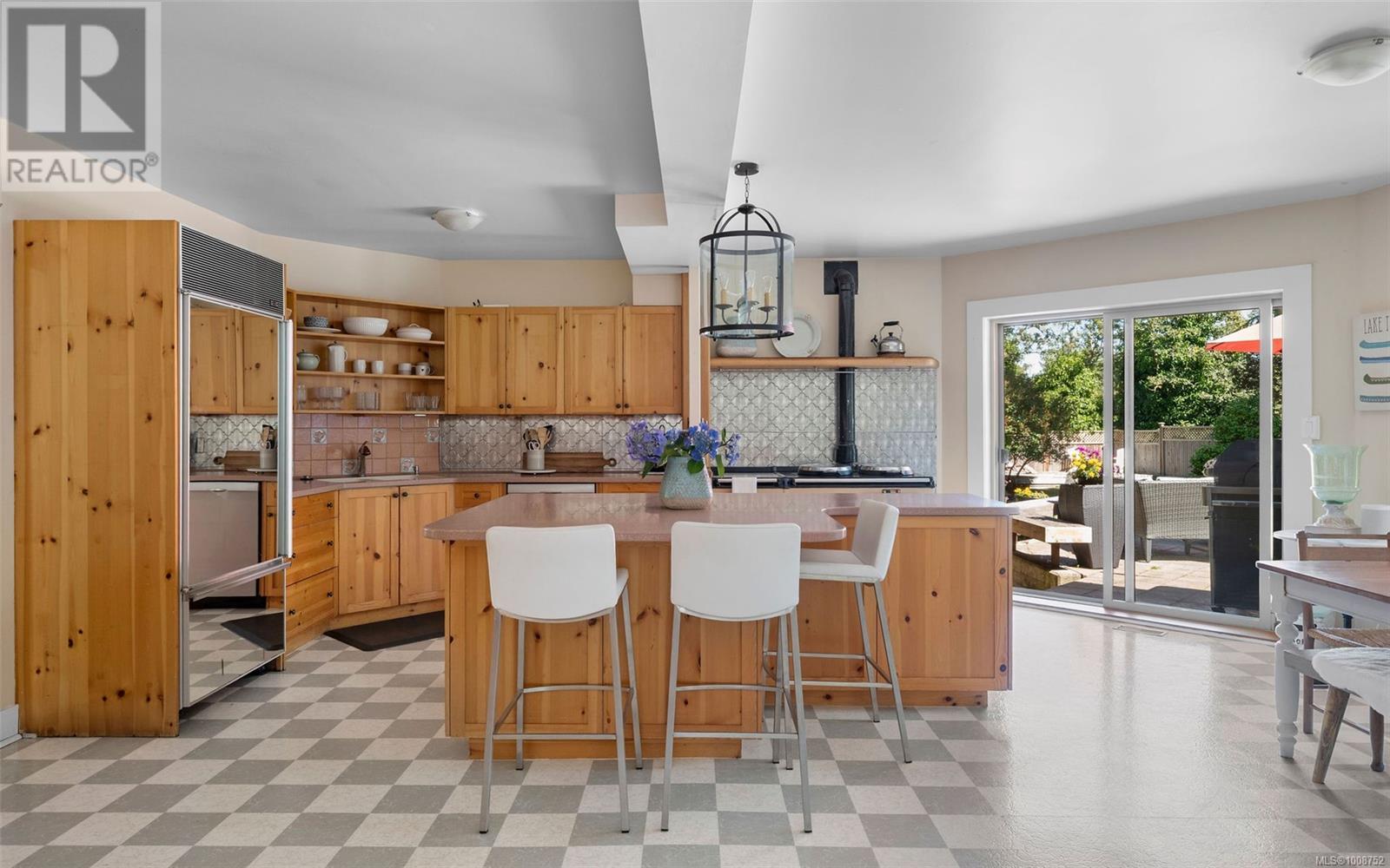 Photo 16 of 2895 Lansdowne Rd, Oak Bay BC