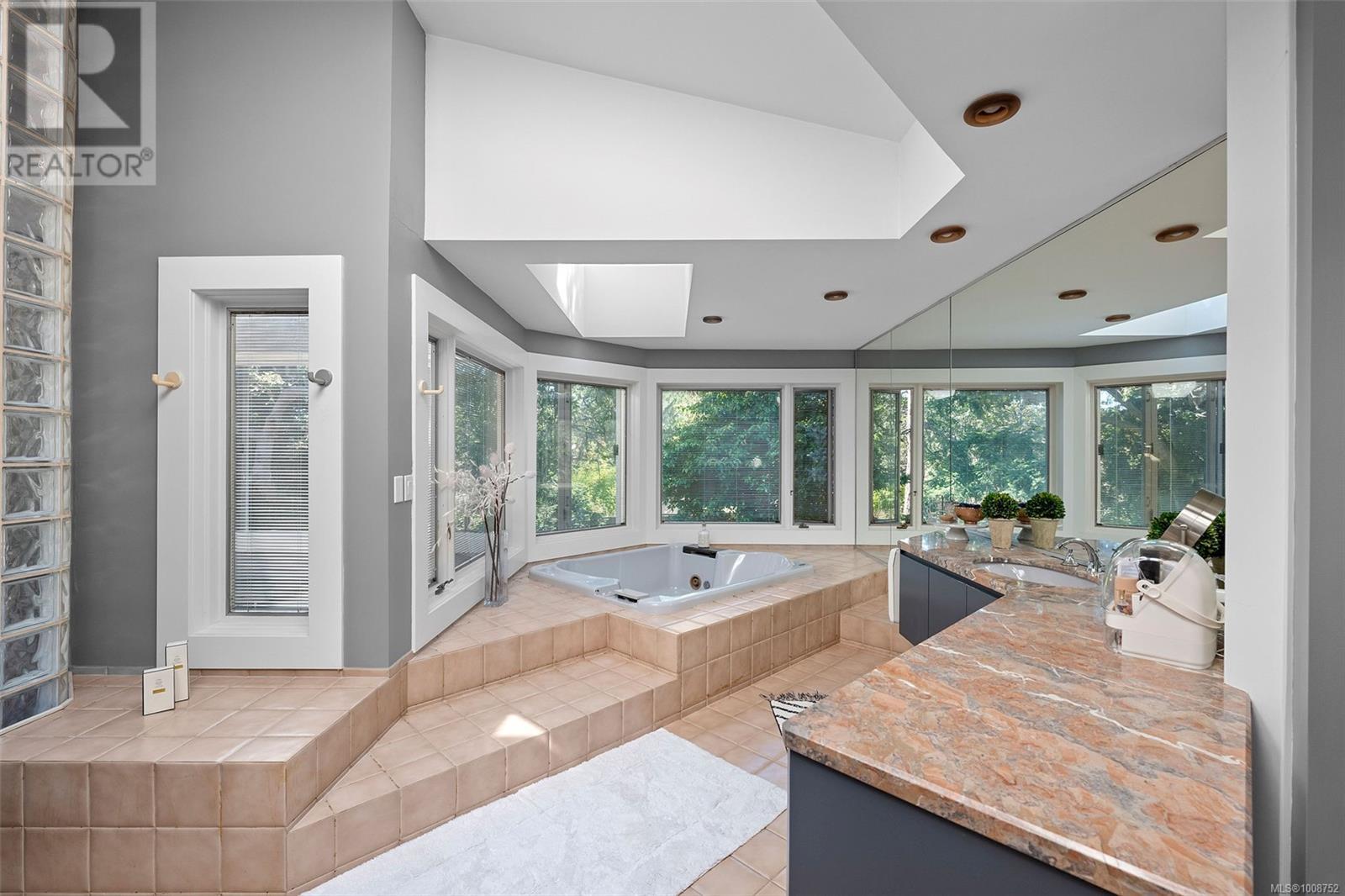 Photo 38 of 2895 Lansdowne Rd, Oak Bay BC