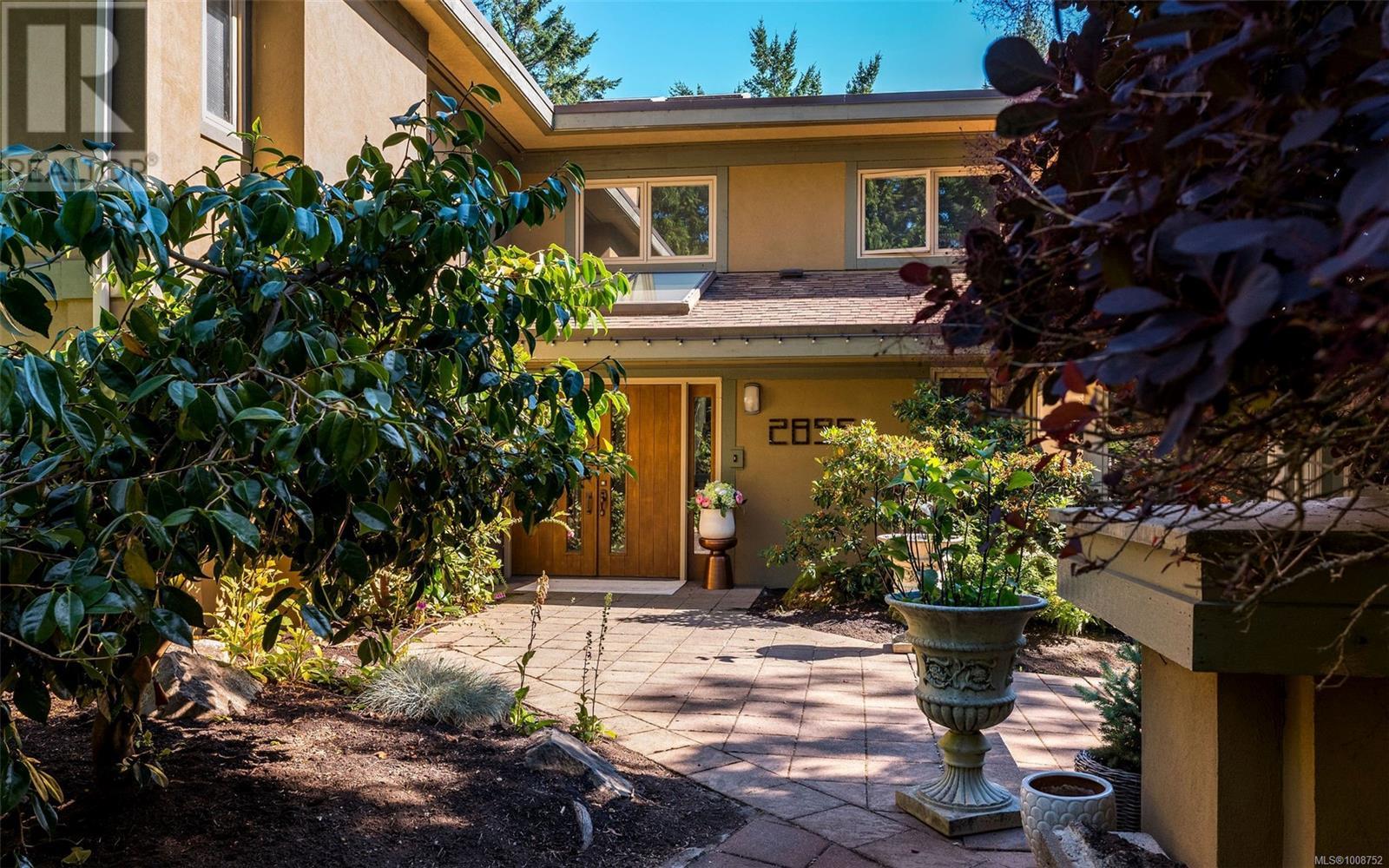 Photo 2 of 2895 Lansdowne Rd, Oak Bay BC