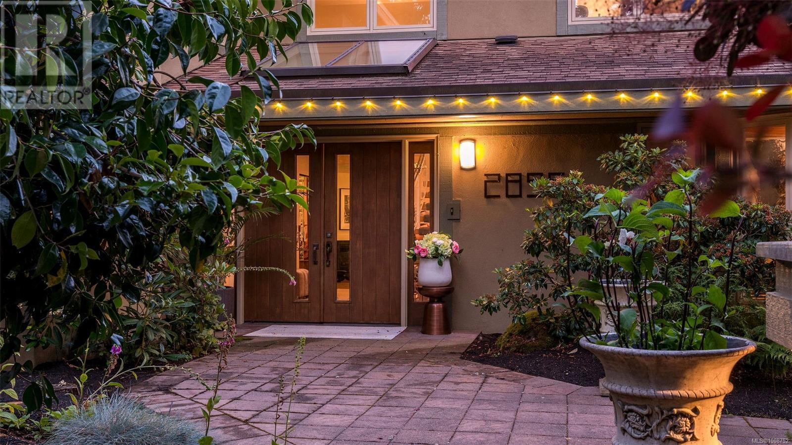 Photo 1 of 2895 Lansdowne Rd, Oak Bay BC