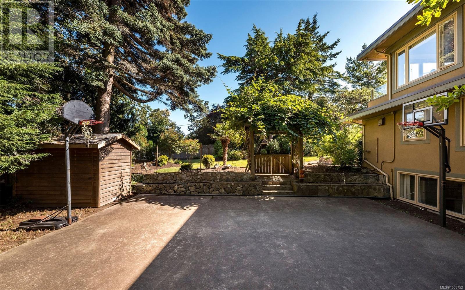 Photo 22 of 2895 Lansdowne Rd, Oak Bay BC