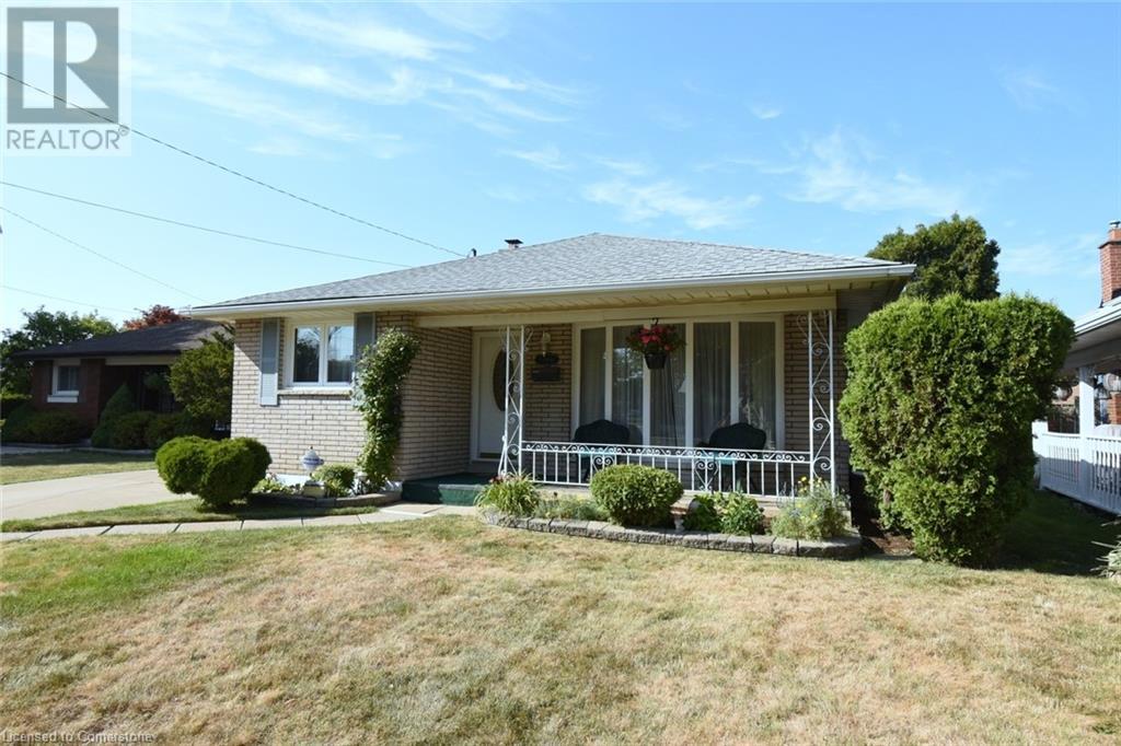 Photo 3 of 33 Dubarry Boulevard, Hamilton ON
