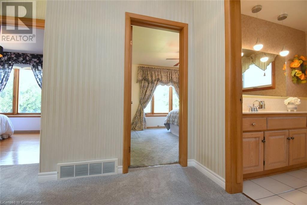 Photo 14 of 33 Dubarry Boulevard, Hamilton ON