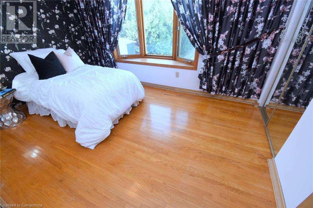Photo 19 of 33 Dubarry Boulevard, Hamilton ON
