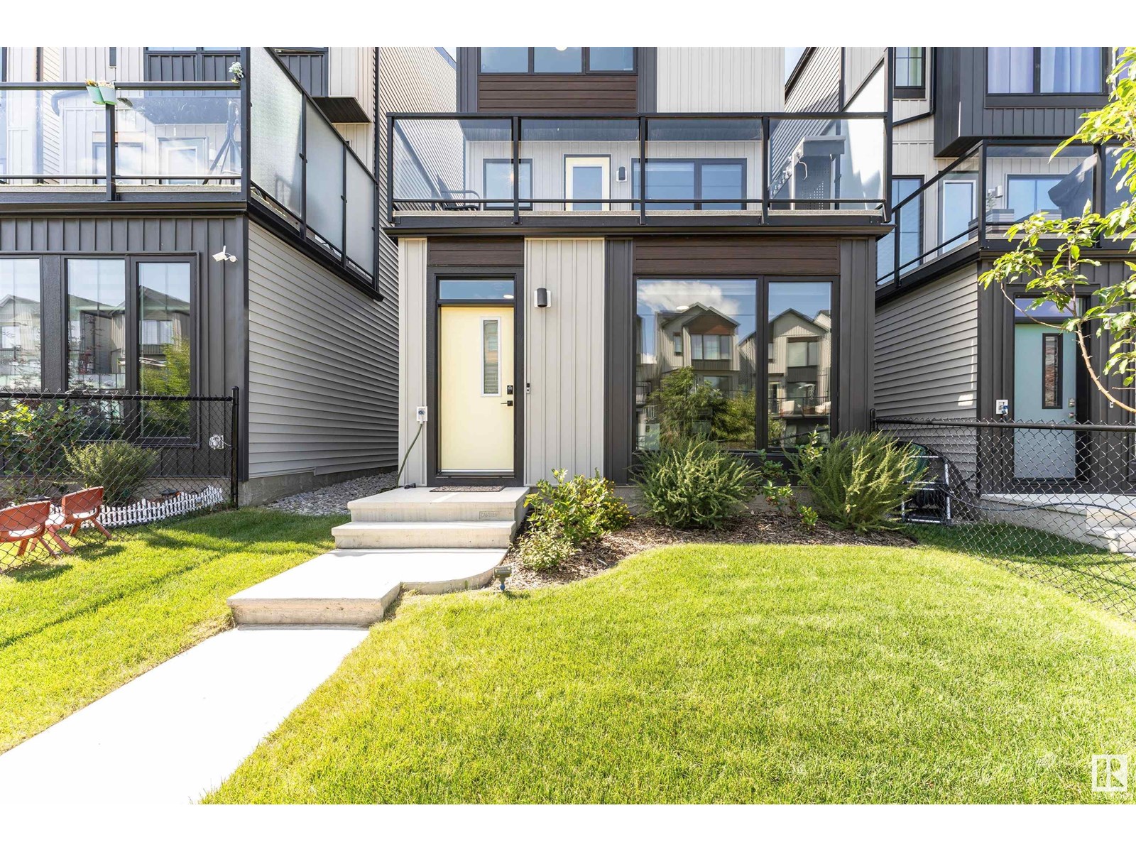 Photo 2 of 451 39 St Sw, Edmonton AB