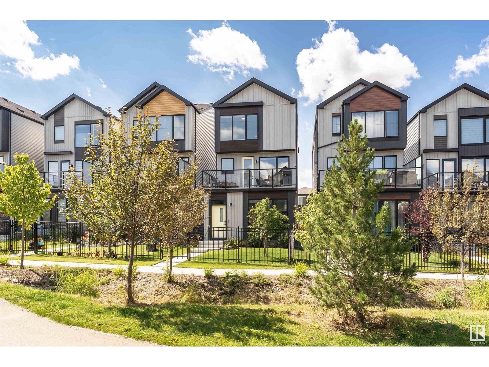 Photo 3 of 451 39 St Sw, Edmonton AB