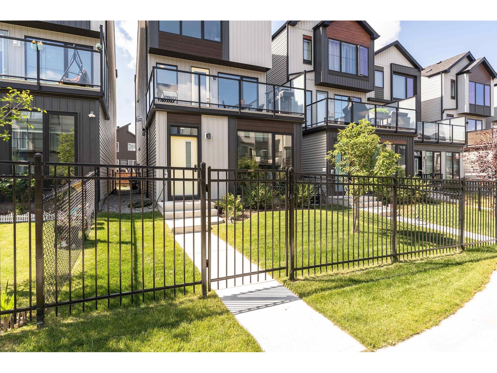 Photo 4 of 451 39 St Sw, Edmonton AB