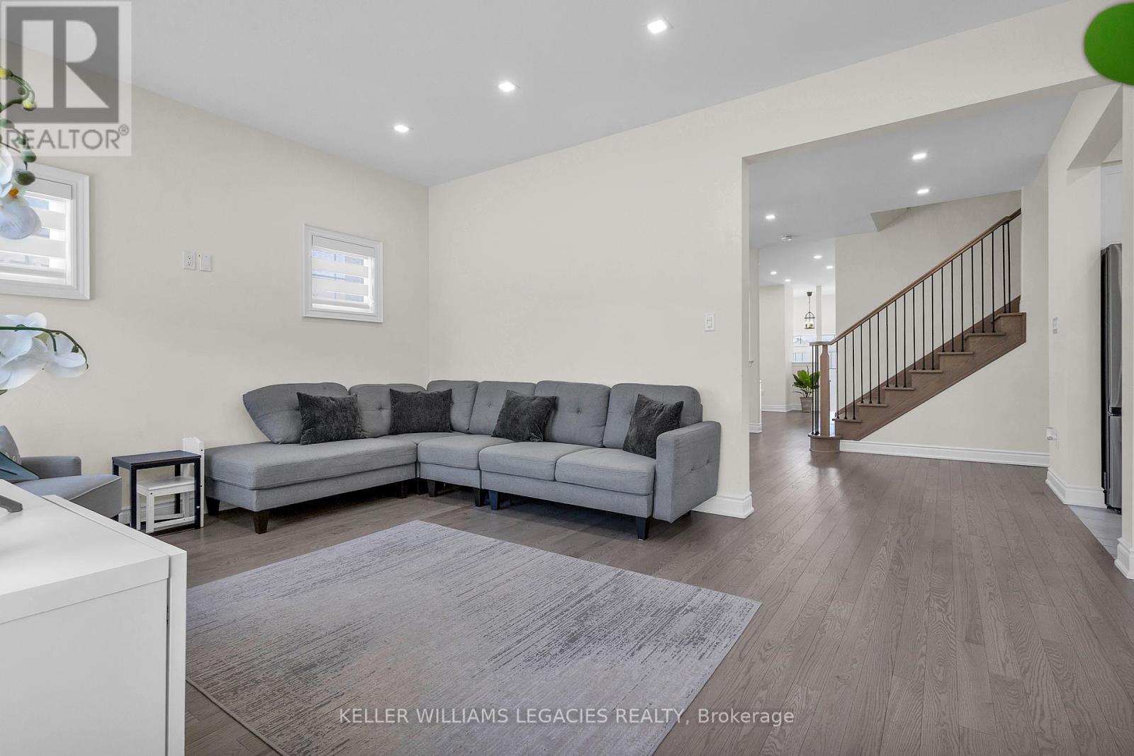 Photo 12 of 42 Lorne Thomas Place, New Tecumseth ON