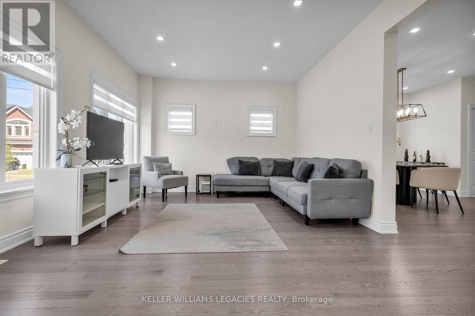 Photo 14 of 42 Lorne Thomas Place, New Tecumseth ON