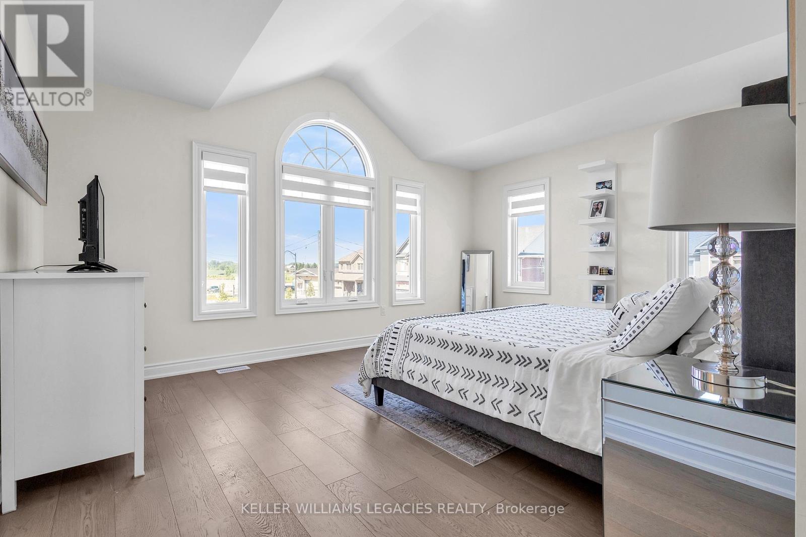 Photo 24 of 42 Lorne Thomas Place, New Tecumseth ON