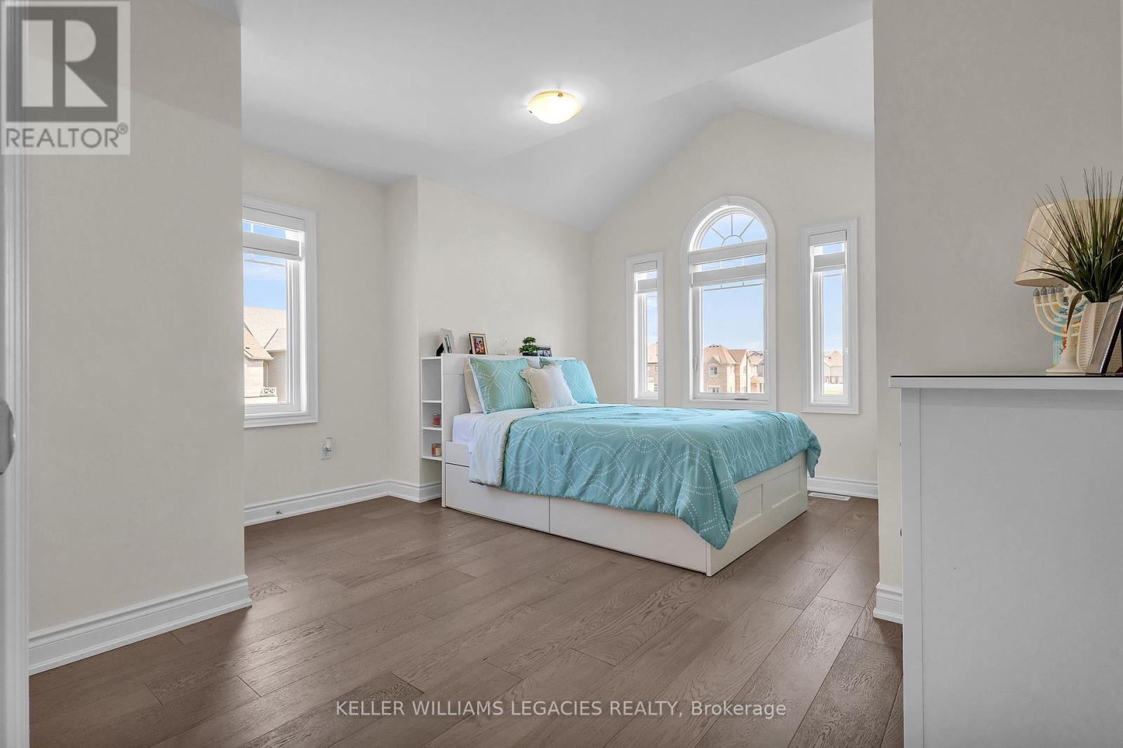Photo 33 of 42 Lorne Thomas Place, New Tecumseth ON