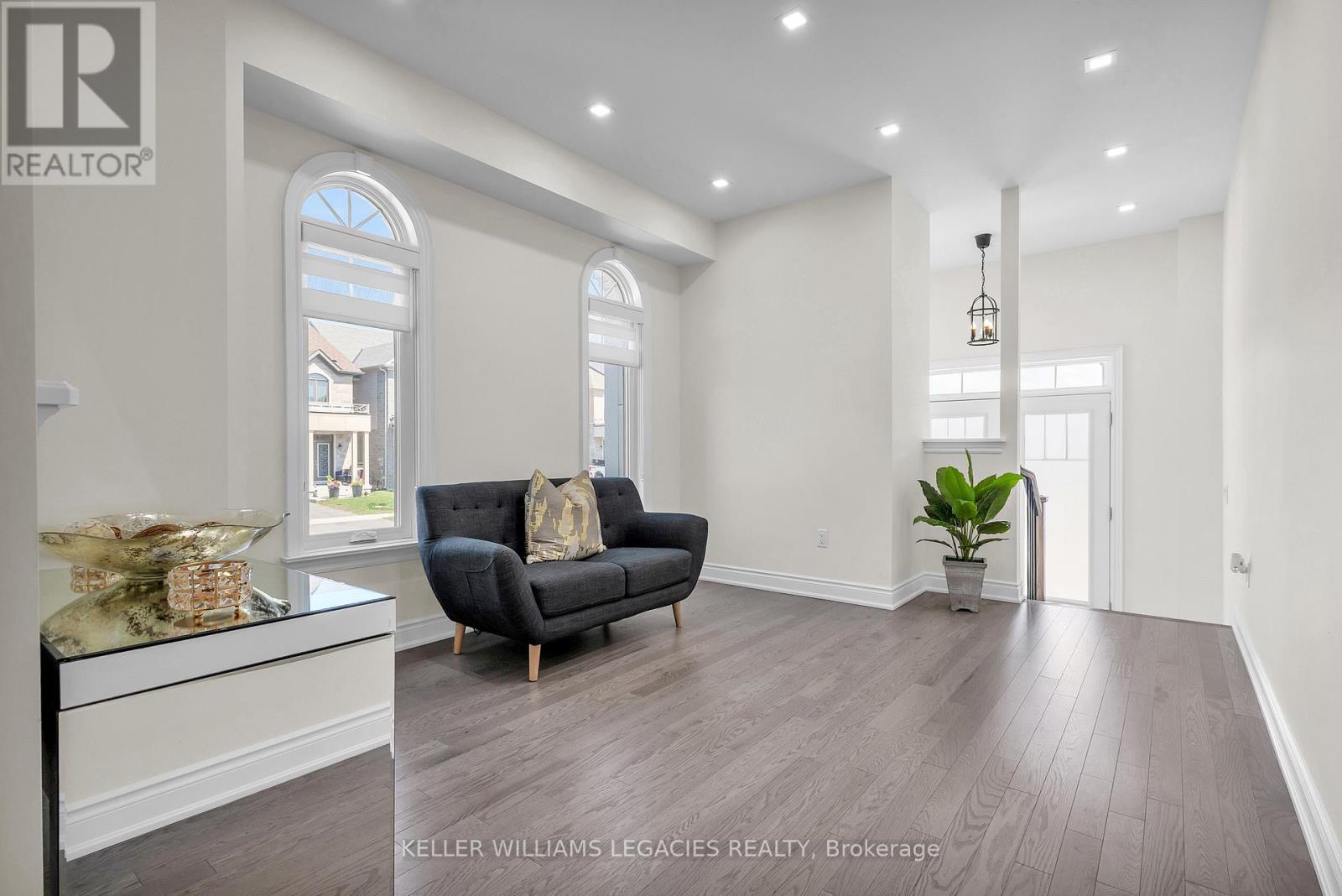 Photo 6 of 42 Lorne Thomas Place, New Tecumseth ON