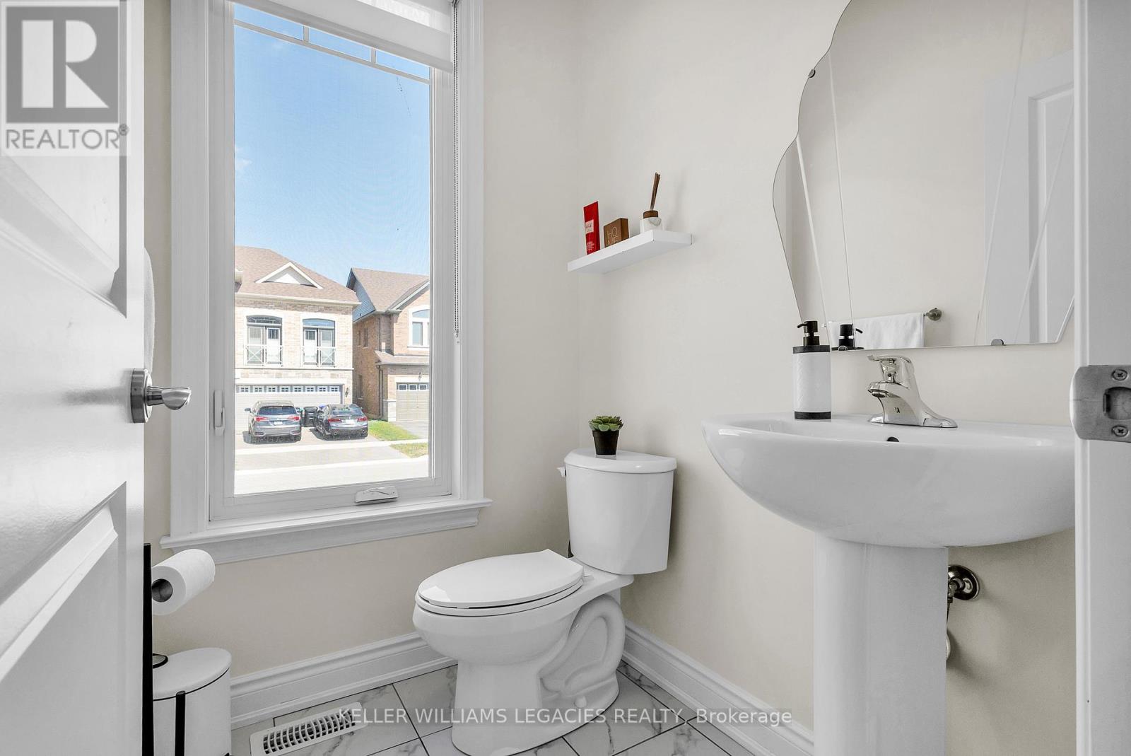 Photo 9 of 42 Lorne Thomas Place, New Tecumseth ON