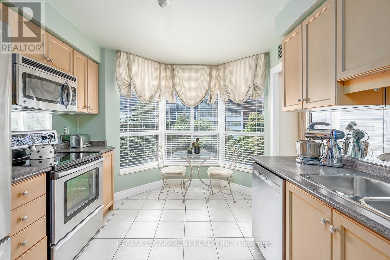 Photo 14 of 609 442 Maple Avenue, Burlington ON