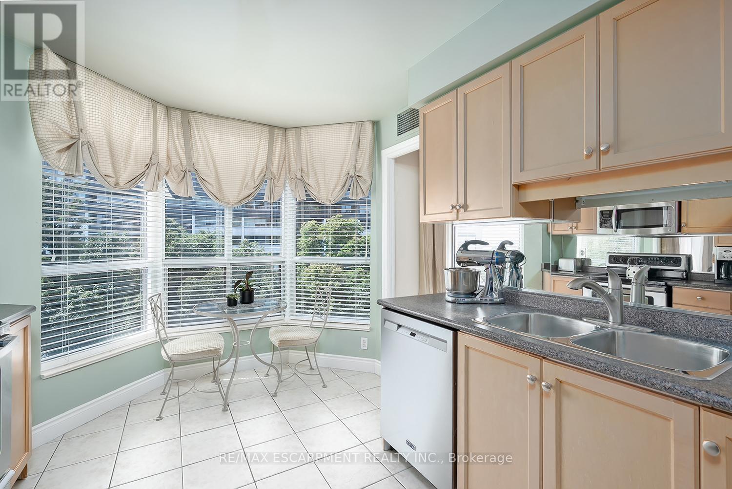 Photo 15 of 609 442 Maple Avenue, Burlington ON