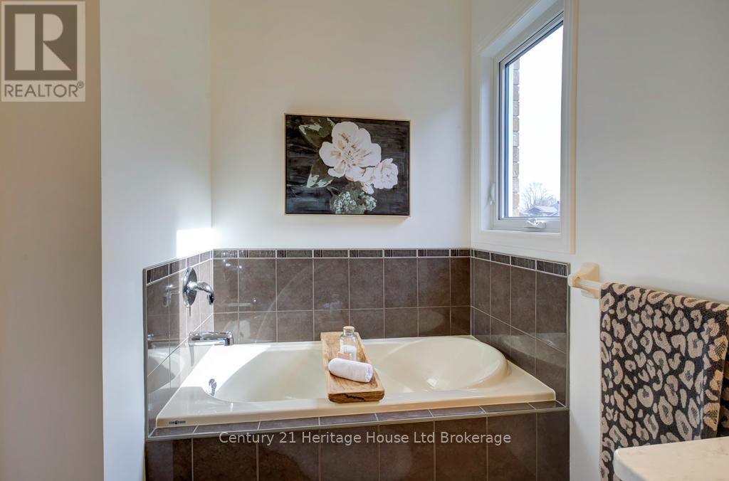 Photo 25 of 2 Green Gable Place, Woodstock ON