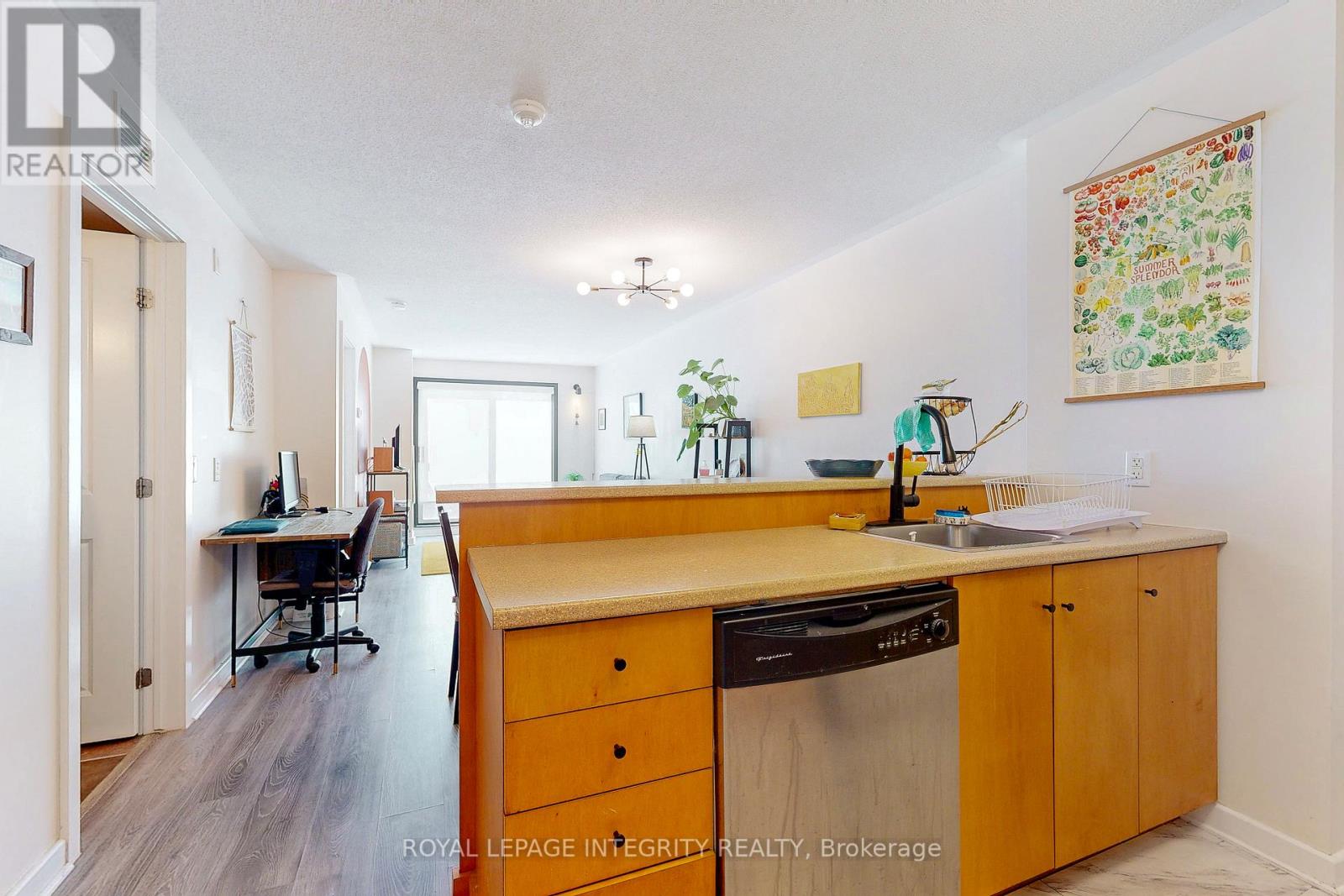 Photo 11 of 203 138 Somerset Street W, Ottawa ON