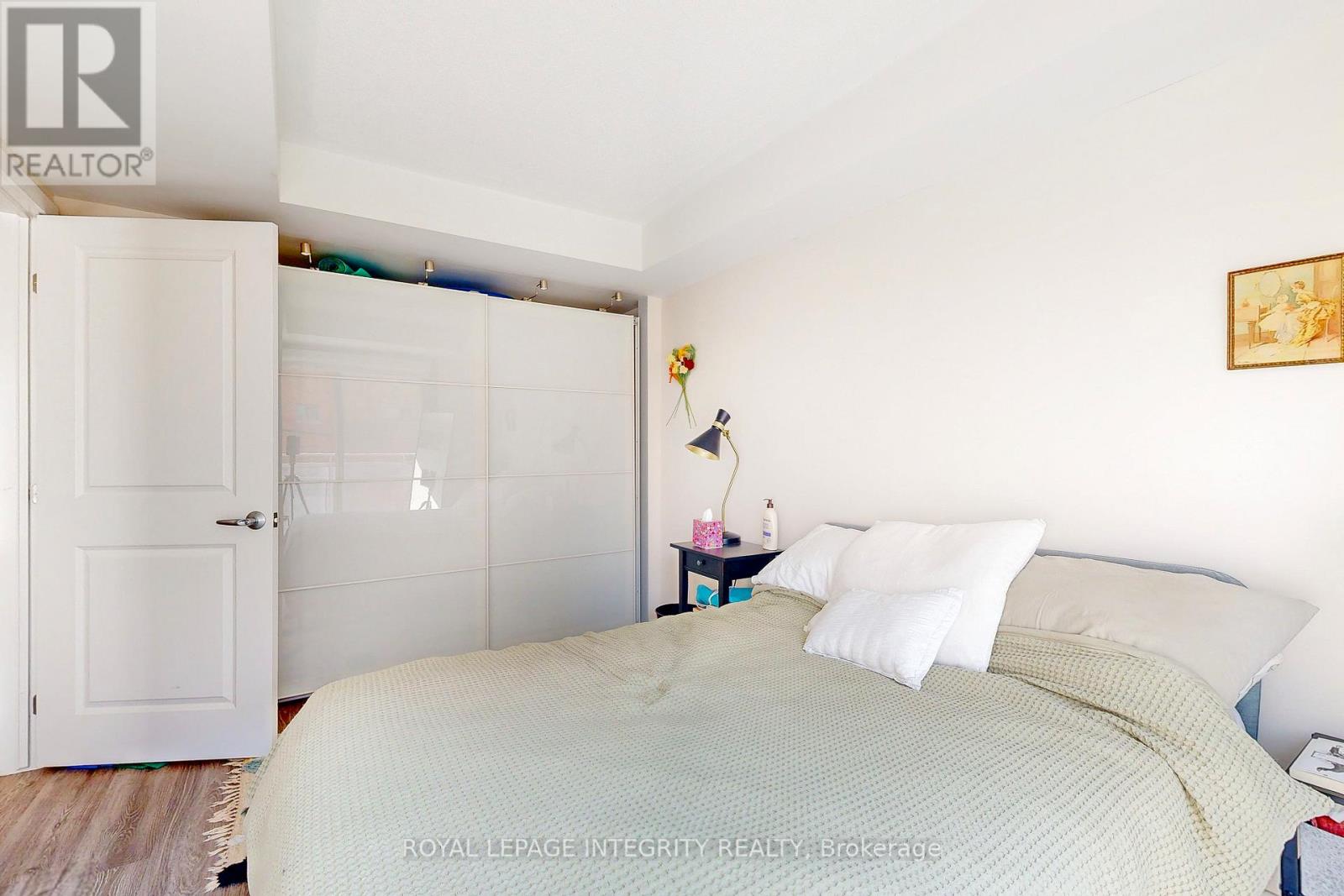 Photo 17 of 203 138 Somerset Street W, Ottawa ON