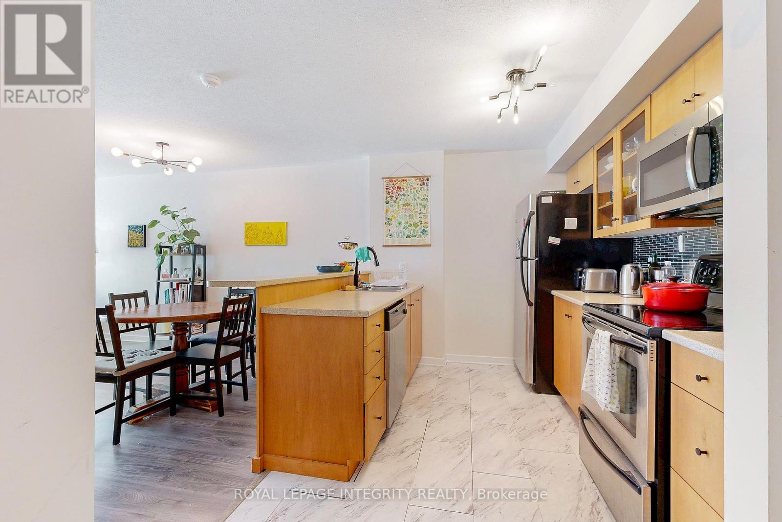 Photo 6 of 203 138 Somerset Street W, Ottawa ON