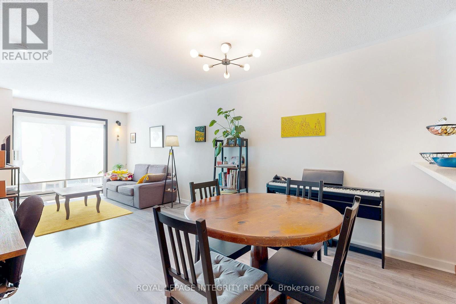 Photo 9 of 203 138 Somerset Street W, Ottawa ON