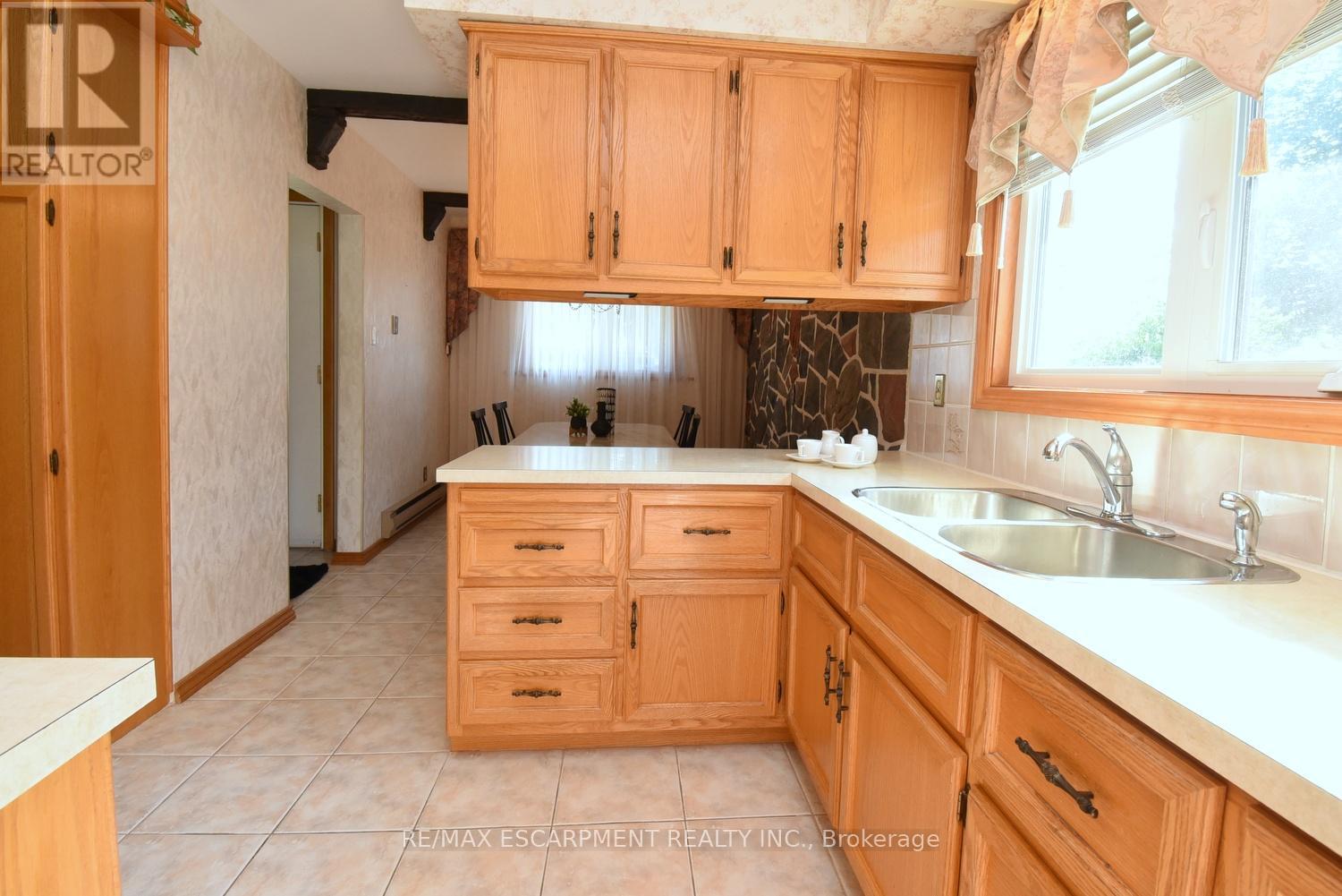 Photo 12 of 33 Dubarry Boulevard, Hamilton ON