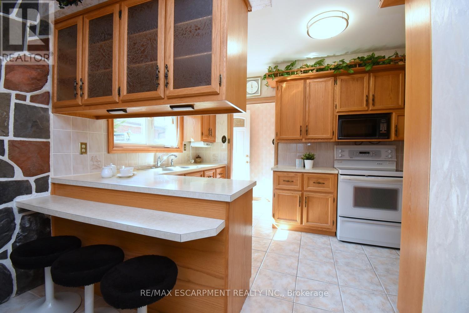 Photo 13 of 33 Dubarry Boulevard, Hamilton ON