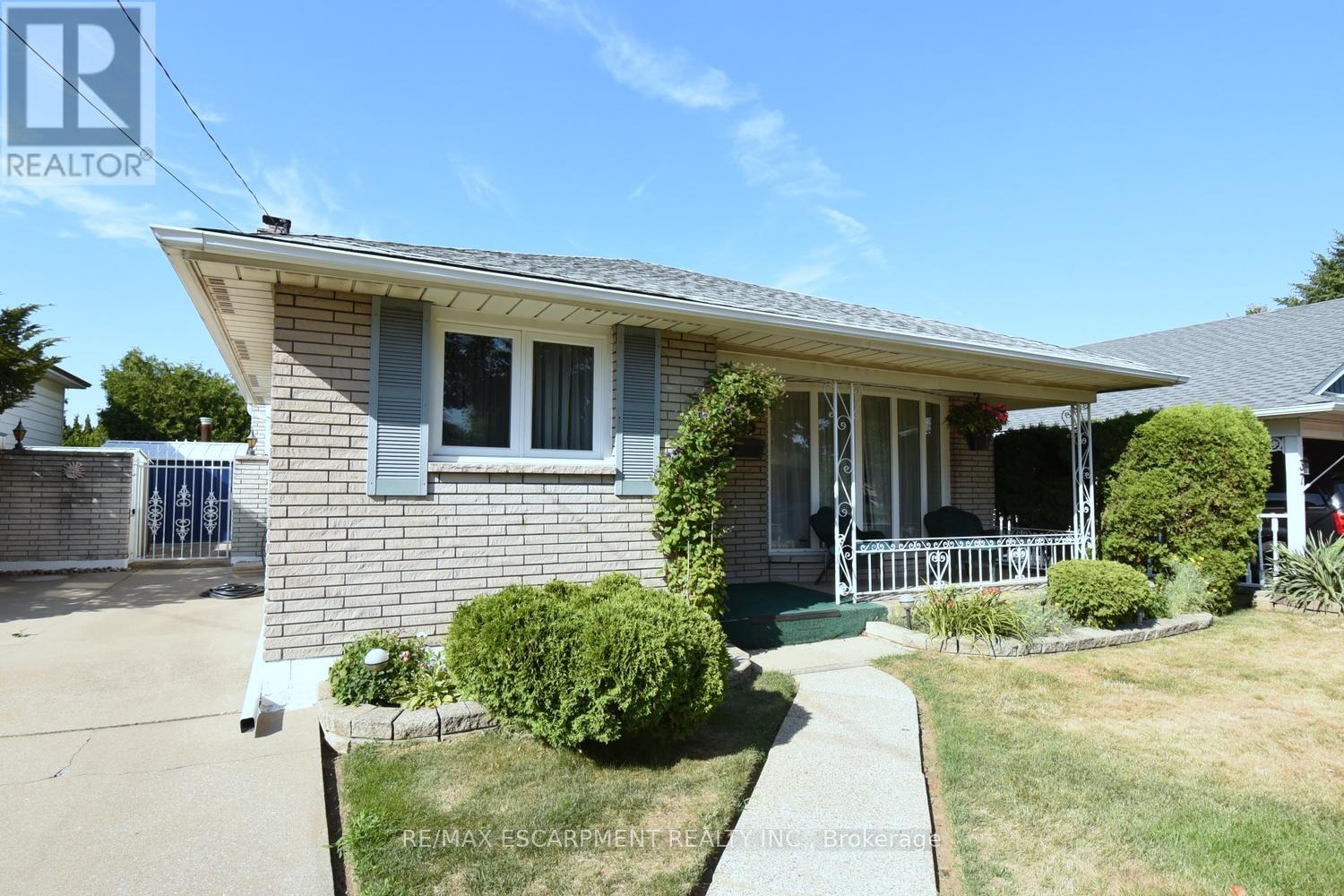Photo 2 of 33 Dubarry Boulevard, Hamilton ON