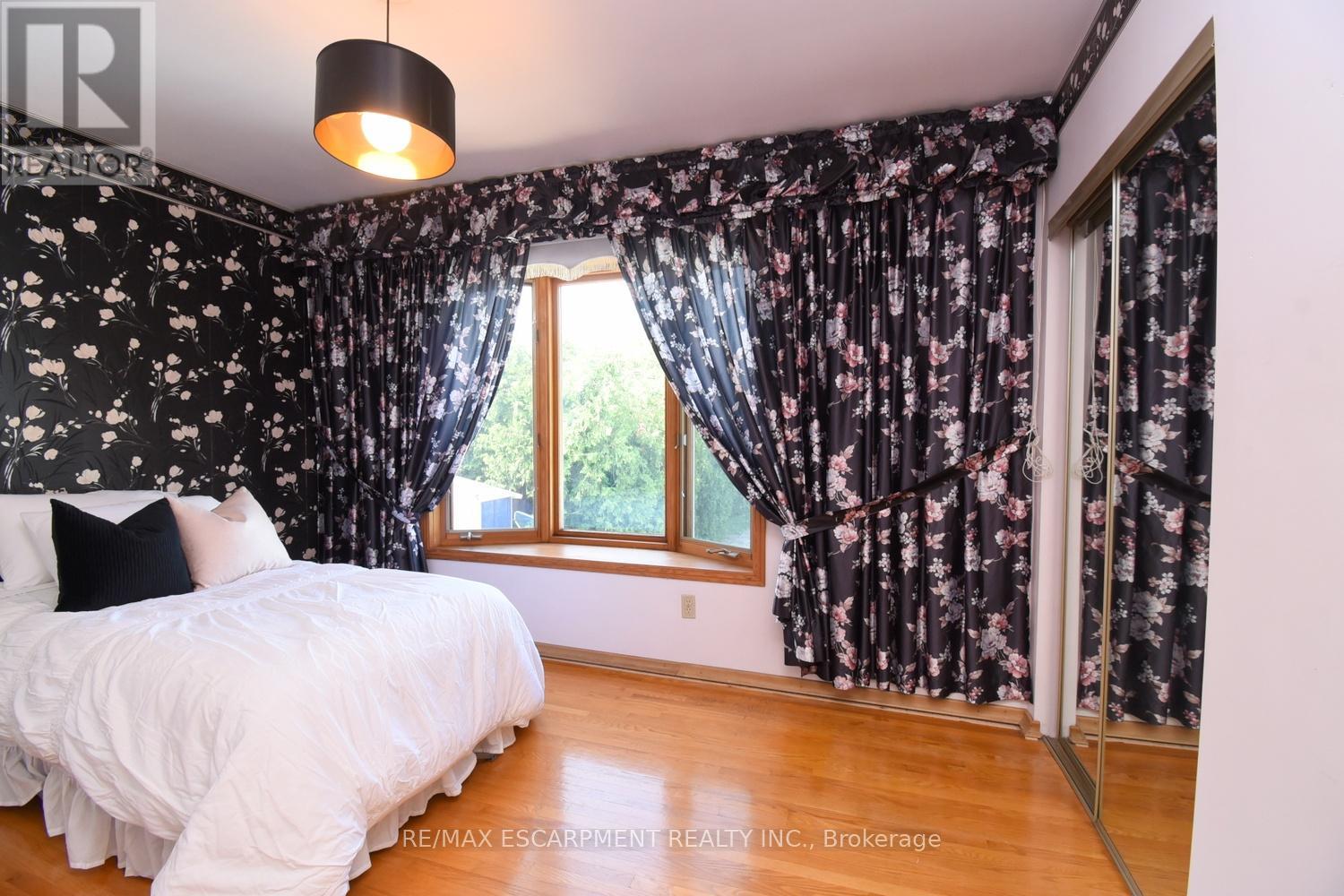 Photo 21 of 33 Dubarry Boulevard, Hamilton ON